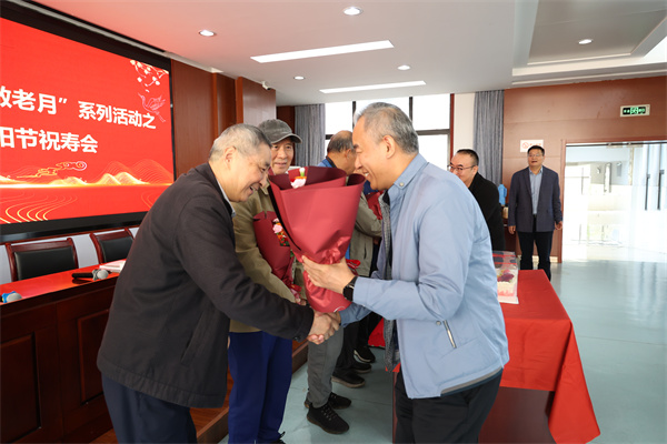 合肥七中为退休寿星老教师暖心庆生(图3) 合肥七中为退休寿星老教师暖心庆生(图3)