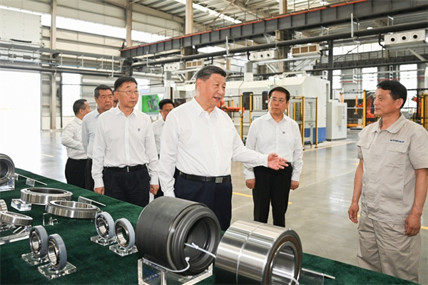习近平在河南考察时强调 坚定信心推动高质量发展高效能治理 奋力谱写中原大地推进中国式现代化新篇章(图2) 习近平在河南考察时强调 坚定信心推动高质量发展高效能治理 奋力谱写中原大地推进中国式现代化新篇章(图2)