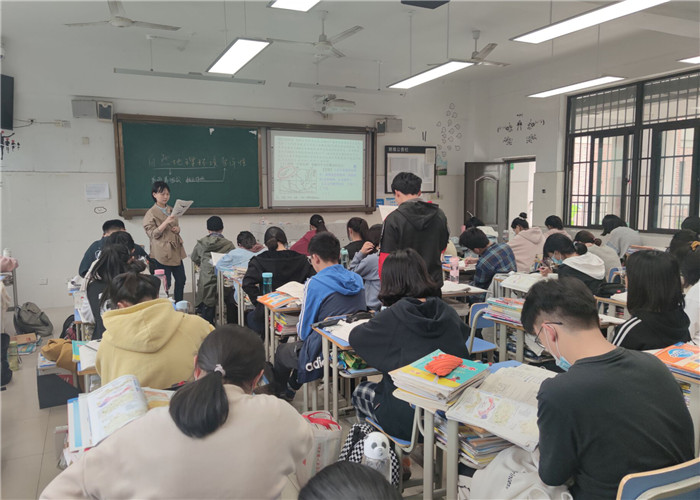 常态课堂喜迎专家莅临 教学视导引领高三教学(图2)