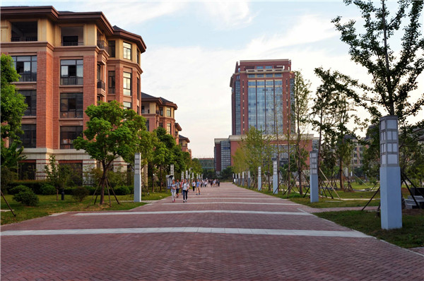 凤鸣蜀麓首届结硕果 鹏抟云外强势破新高(图6) 迎着朝霞,师生开始一天的学习.jpg