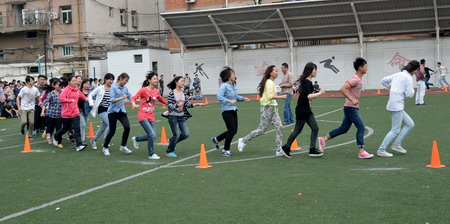 师生同乐促情感交融，心理拓展助青春飞扬(图6)