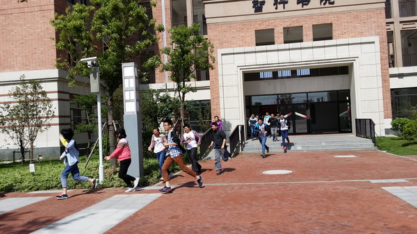 合肥七中举行“5•12”应急疏散演练(图1)