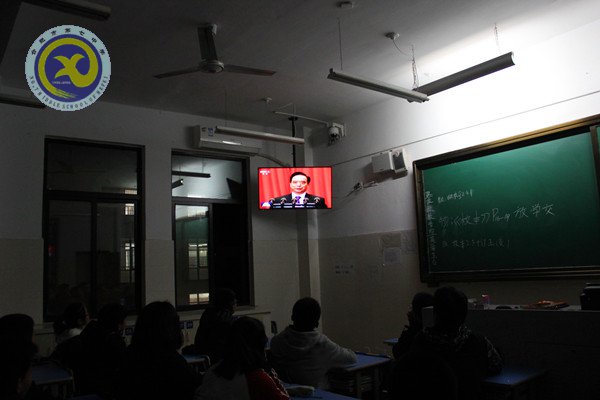 高度关注“两会”，干部师生热议(图3)