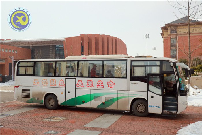 献血车开进校园,爱心溢满人间(图1)