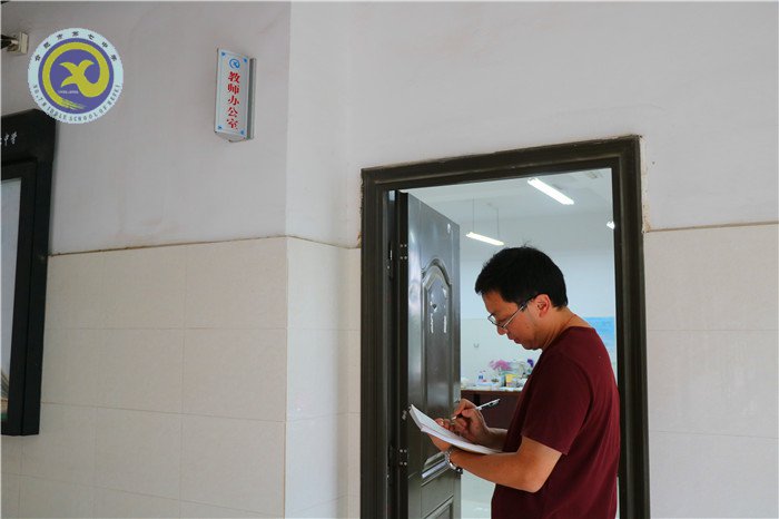 办公环境大检查 校园绽放文明花(图5)