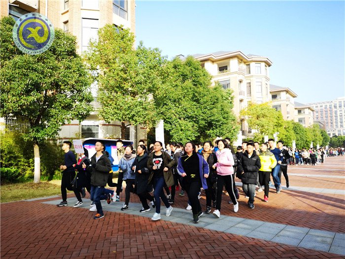 校长来到大课间 校园掀起运动潮(图1)