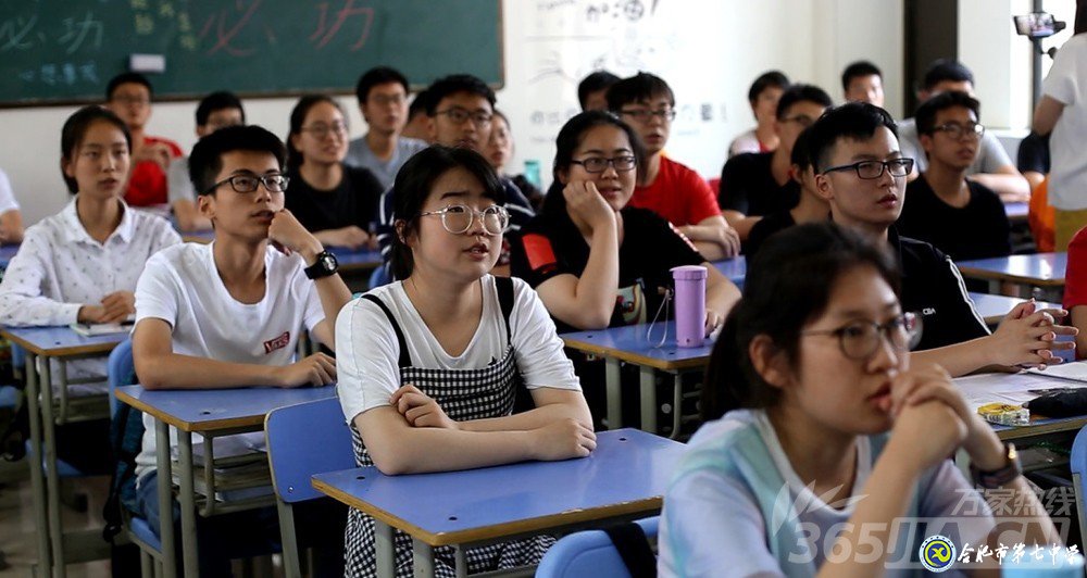 万家热线:感人!实拍合肥七中毕业班最后一课:班级大合唱《明天你好》(组图)(图1)