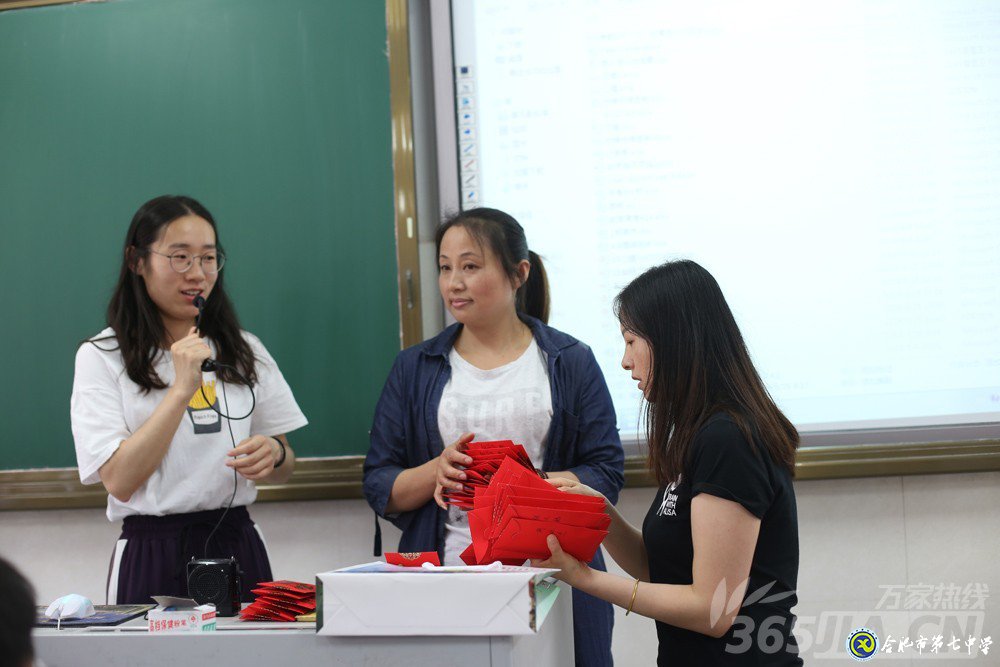 万家热线:感人!实拍合肥七中毕业班最后一课:班级大合唱《明天你好》(组图)(图4)