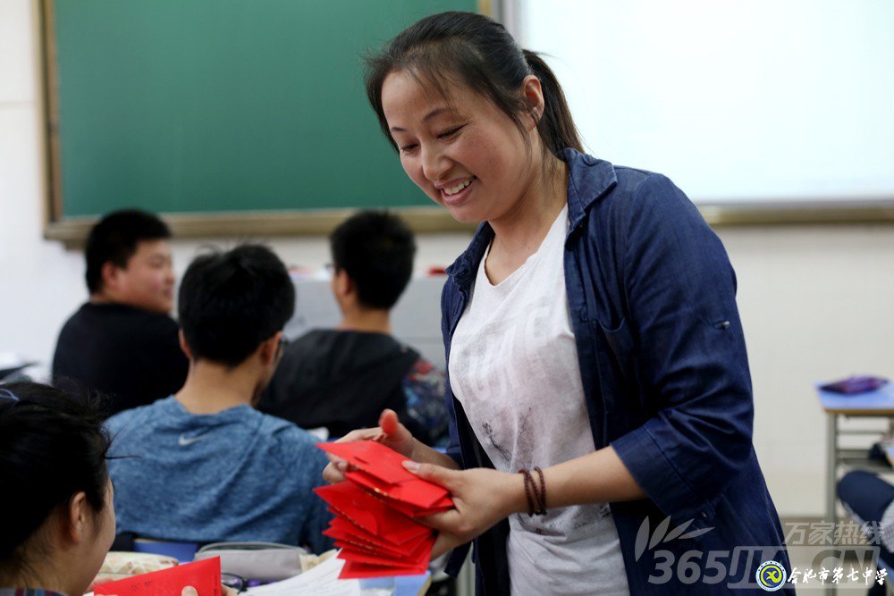万家热线:感人!实拍合肥七中毕业班最后一课:班级大合唱《明天你好》(组图)(图5)
