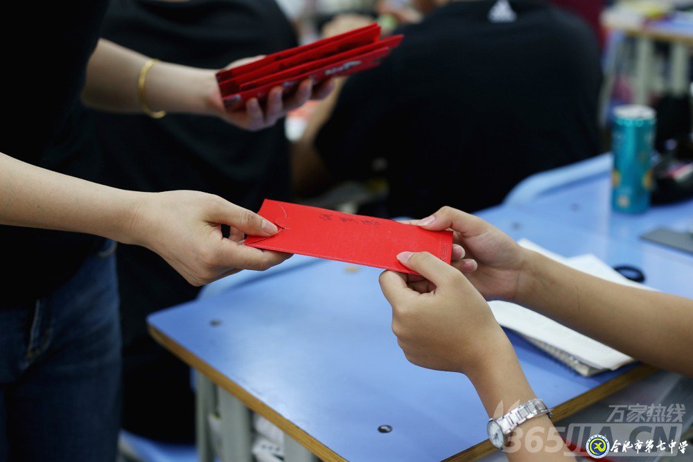 万家热线:感人!实拍合肥七中毕业班最后一课:班级大合唱《明天你好》(组图)(图6)
