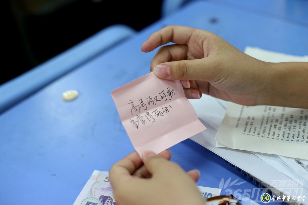 万家热线:感人!实拍合肥七中毕业班最后一课:班级大合唱《明天你好》(组图)(图8)