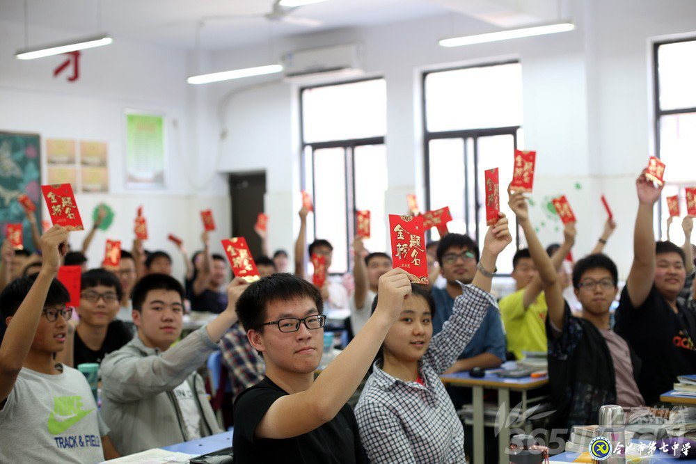 万家热线:感人!实拍合肥七中毕业班最后一课:班级大合唱《明天你好》(组图)(图9)