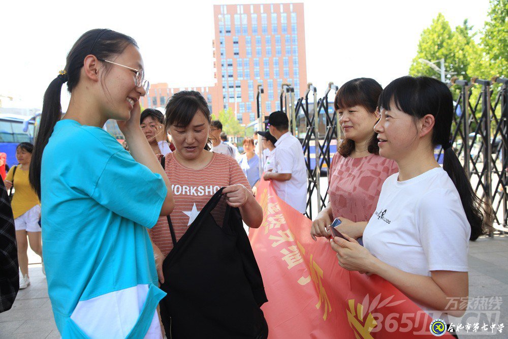 万家热线:感人!实拍合肥七中毕业班最后一课:班级大合唱《明天你好》(组图)(图14)