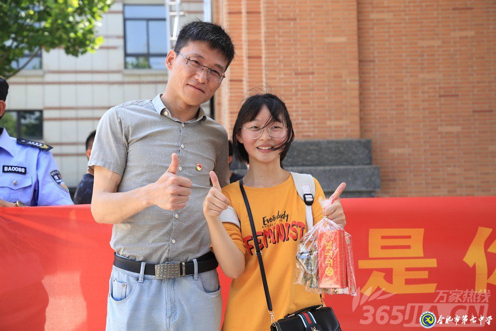 万家热线:感人!实拍合肥七中毕业班最后一课:班级大合唱《明天你好》(组图)(图15)