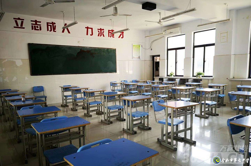 万家热线:感人!实拍合肥七中毕业班最后一课:班级大合唱《明天你好》(组图)(图17)