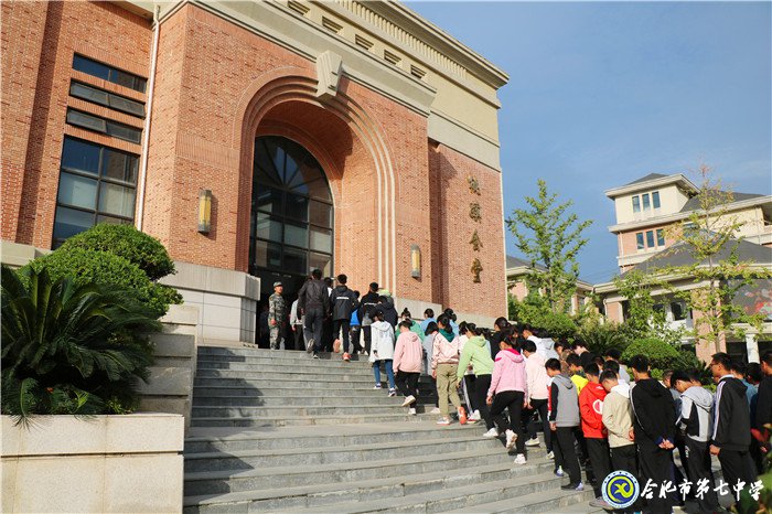 专家讲座进校园 学子有福享盛宴(图1)