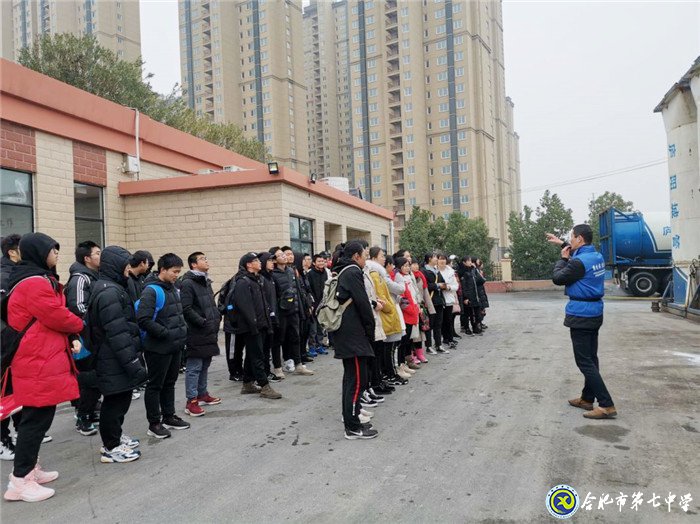 欧洲杯预测竞猜交流平台二班全体同学参与“垃圾分类”社会实践活动(图3)