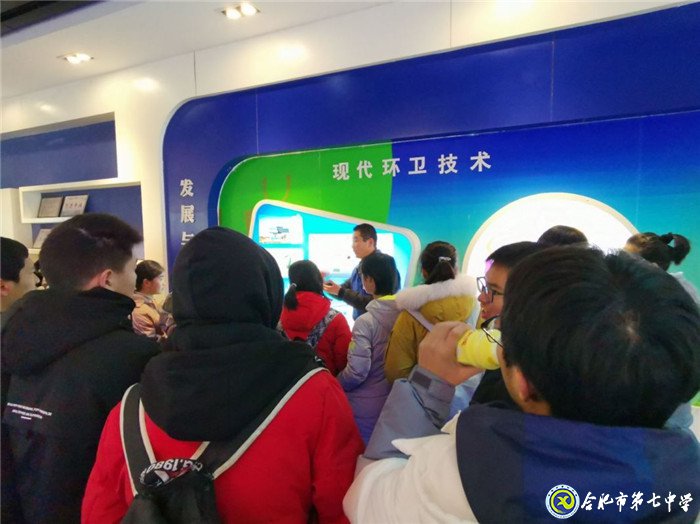 欧洲杯预测竞猜交流平台二班全体同学参与“垃圾分类”社会实践活动(图2)