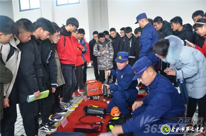 万家热线：平安度寒假 合肥七中学生零距离体验消防员生活（组图）(图4)