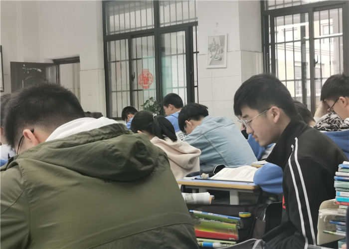 汪鑫磊 自习课侧影.jpg 汪鑫磊 自习课侧影.jpg