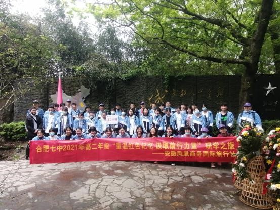 “莫倚高枝纵繁白,也须回首顾螳螂。”(图1) “莫倚高枝纵繁白,也须回首顾螳螂。”(图1)