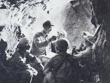 志愿军战士们在用自己的双手筑成的“地下长城”里总结战斗经验.png 志愿军战士们在用自己的双手筑成的“地下长城”里总结战斗经验.png