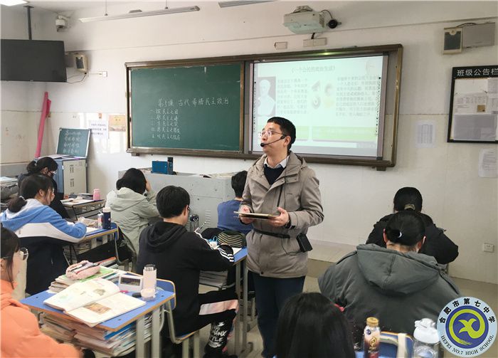 任翔老师上课中.jpg 任翔老师上课中.jpg