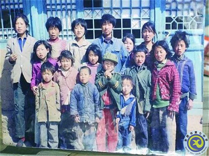 △“希望工程”受捐第一人张胜利(后排左四)接受“希望工程”资助时与小伙伴合影.jpg △“希望工程”受捐第一人张胜利(后排左四)接受“希望工程”资助时与小伙伴合影.jpg