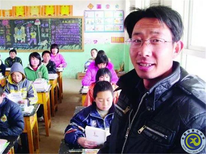 △张胜利和他的学生.jpg △张胜利和他的学生.jpg