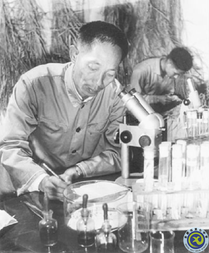 △袁隆平在做科学实验.png △袁隆平在做科学实验.png