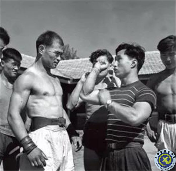 △1959年,在第一届全国运动会上,陈镜开(右二)为新疆运动员讲解技术动作.jpg △1959年,在第一届全国运动会上,陈镜开(右二)为新疆运动员讲解技术动作.jpg