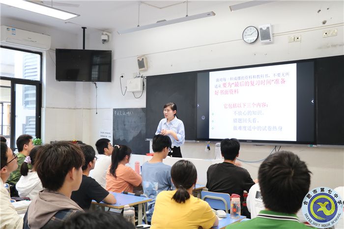 张玉老师给同学们上最后一课.jpg 张玉老师给同学们上最后一课.jpg