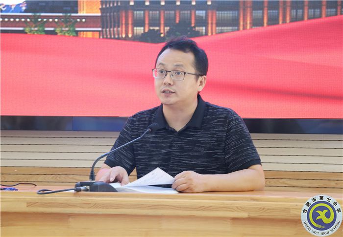 张校.jpg 张校.jpg