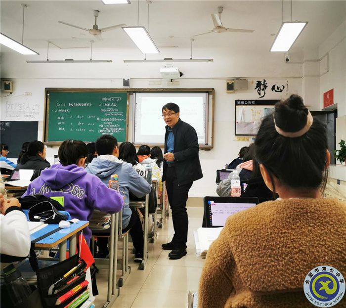 图为刘先群副校长示范课.jpg 图为刘先群副校长示范课.jpg