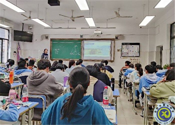 图为李甜老师上课中.jpg 图为李甜老师上课中.jpg