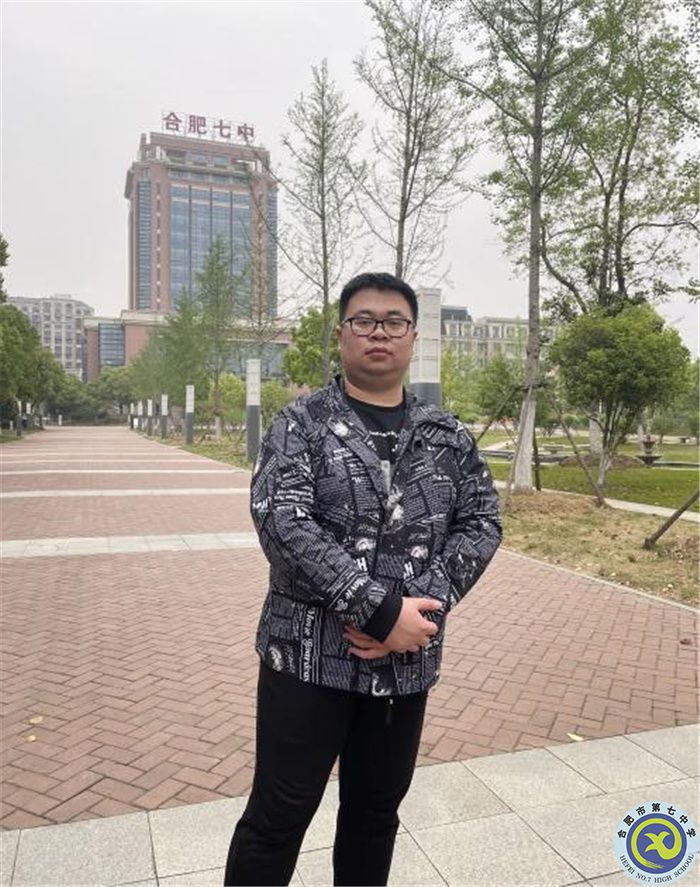 图为谢晗老师.jpg 图为谢晗老师.jpg