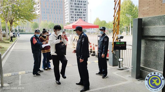 保卫科工作人员在查验“两码”.jpg 保卫科工作人员在查验“两码”.jpg