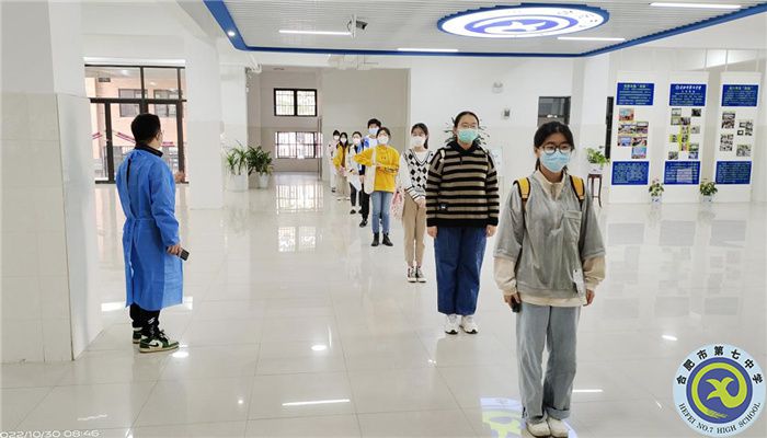 教务处童有彩主任在组织和引导考生去机房.jpg 教务处童有彩主任在组织和引导考生去机房.jpg