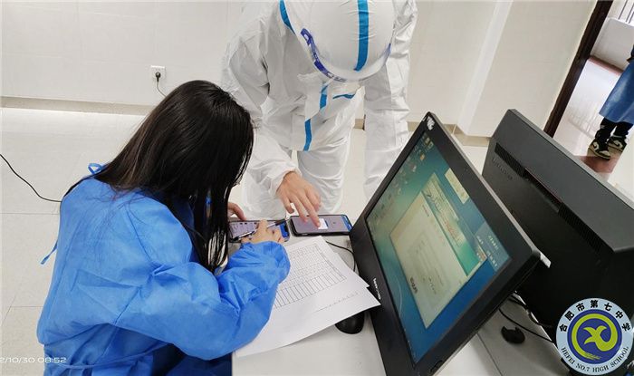 高三级部曾艳副主任和工作人员在核对考生报名信息.jpg 高三级部曾艳副主任和工作人员在核对考生报名信息.jpg