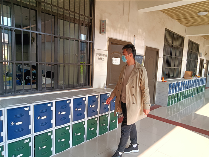 12李歆辉老师巡视午休生.jpg 12李歆辉老师巡视午休生.jpg