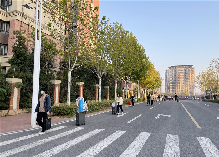 1高三同学有序返校.jpg 1高三同学有序返校.jpg