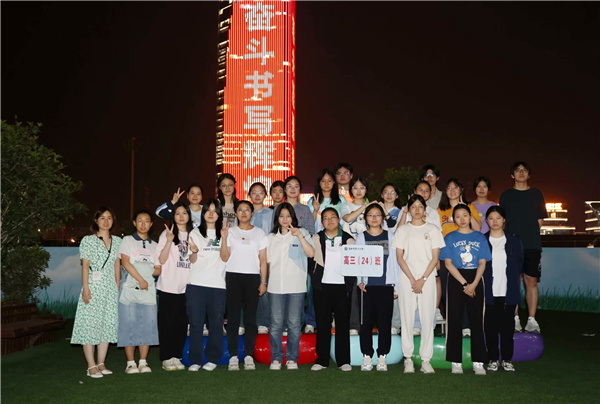 班级合照.jpg 班级合照.jpg