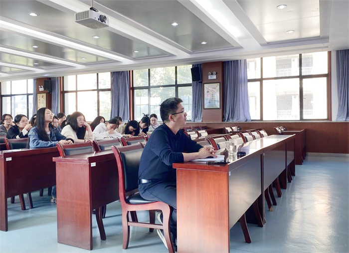 合肥七中召开实习生中期交流汇报会(图1) 合肥七中召开实习生中期交流汇报会(图1)