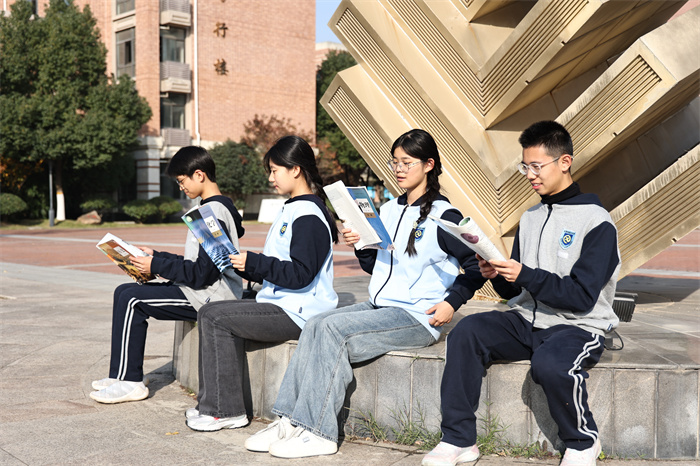 学生看书.jpg 学生看书.jpg