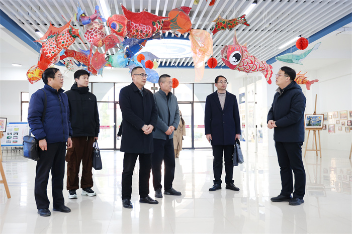 江苏省新星教育集团一行莅临合肥七中参观交流(图2) 江苏省新星教育集团一行莅临合肥七中参观交流(图2)