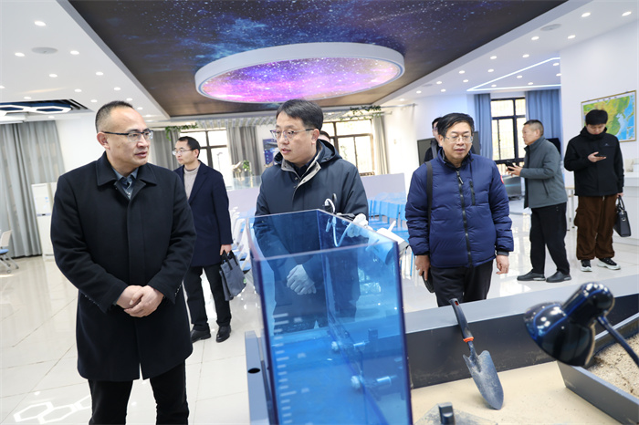 江苏省新星教育集团一行莅临合肥七中参观交流(图4) 江苏省新星教育集团一行莅临合肥七中参观交流(图4)