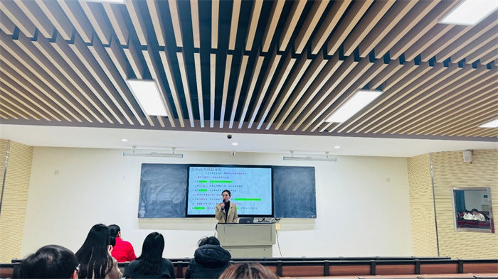 合肥四中高三英语学科主任胡晓娟开展二轮复习微讲座.jpg 合肥四中高三英语学科主任胡晓娟开展二轮复习微讲座.jpg