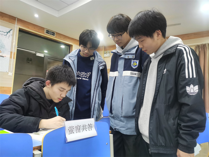 合肥七中 “萤窗共答” 点亮成长之路(图2) 合肥七中 “萤窗共答” 点亮成长之路(图2)