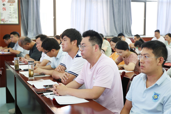 合肥七中召开全体党员大会暨深入贯彻中央八项规定精神学习教育讲座(图2) 合肥七中召开全体党员大会暨深入贯彻中央八项规定精神学习教育讲座(图2)