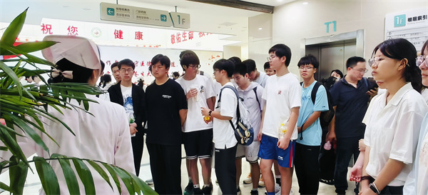 合肥七中高一（12）班：在901医院上了堂“滚烫”的生命课(图2)